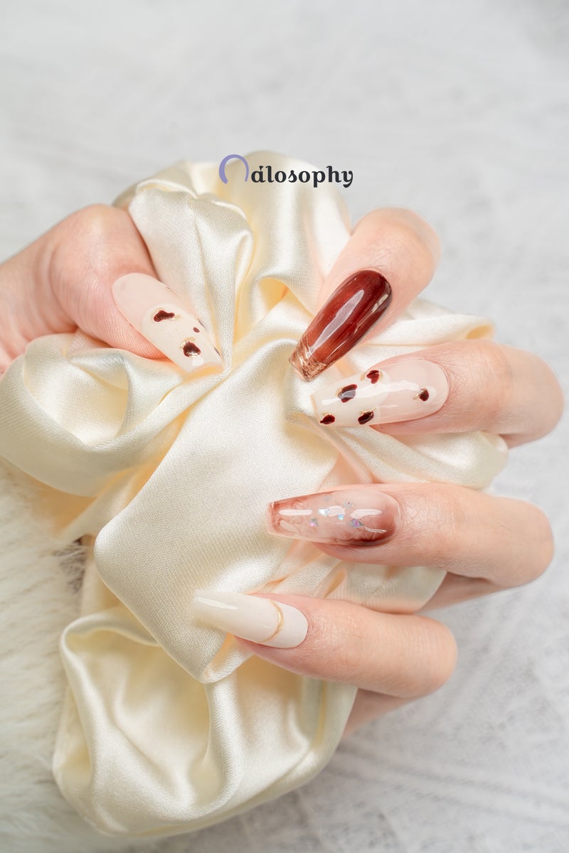Nailosophy أظافر فاخرة مصنوعة يدويًا باللون الكهرماني الرخامي ونقشة الفهد مع لمسات ذهبية | شكل الكوفين - Image 5